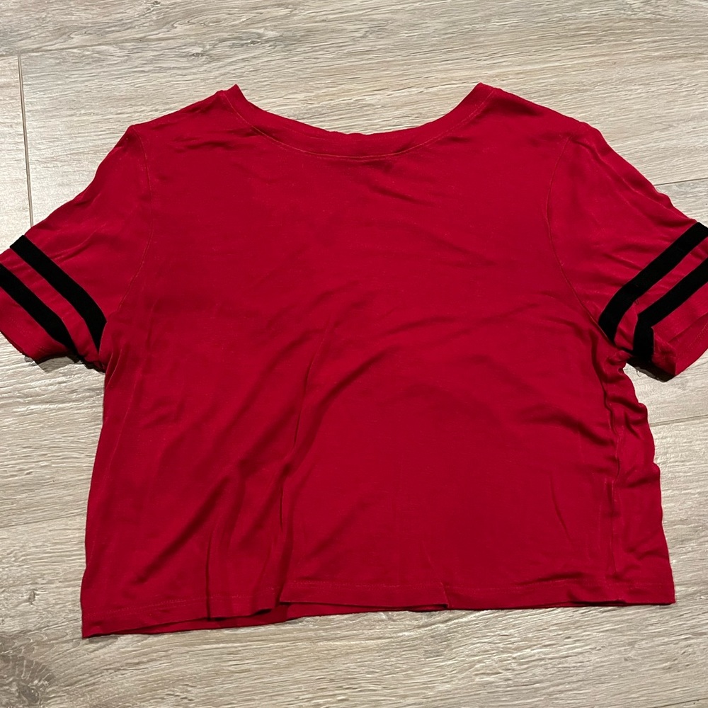Cropped red shirt